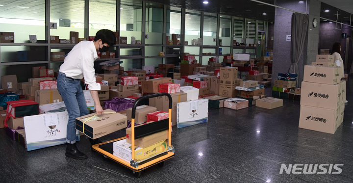 [서울=뉴시스] 김선웅 기자 = 추석을 사흘 앞둔 7일 서울 여의도 국회 의원회관 로비에 국회의원들 앞으로 도착한 추석 선물 택배들이 쌓여 있다. (공동취재사진) 2022.09.07. photo@newsis.com