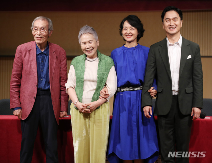 [서울=뉴시스] 김진아 기자 = 배우 오영수(왼쪽부터), 박정자, 배종옥, 장현성이 7일 서울 서초구 예술의전당에서 열린 연극 '러브레터' 제작발표회에서 포즈를 취하고 있다. 50여 년간 두 남녀가 주고받은 편지들로 이뤄진 연극 '러브레터'는 10월 6일부터 11월 13일까지 예술의전당 자유소극장에서 공연된다. 2022.09.07. bluesoda@newsis.com