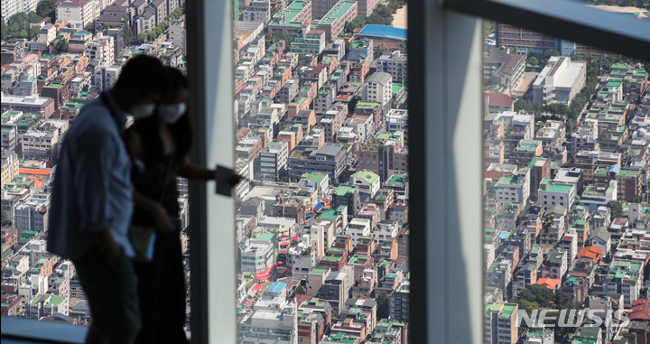 [서울=뉴시스] 권창회 기자 = 서울 송파구 아파트값이 계속 떨어지고 있다. 한국부동산원에 따르면 강남·서초·송파·강동구가 포함된 동남권 집값은 9주 연속 하락했다. 송파구는 13주 연속 하락세다. 사진은 7일 오후 서울 롯데월드타워 서울스카이에서 바라본 송파구 빌라촌 모습. 2022.09.07. kch0523@newsis.com