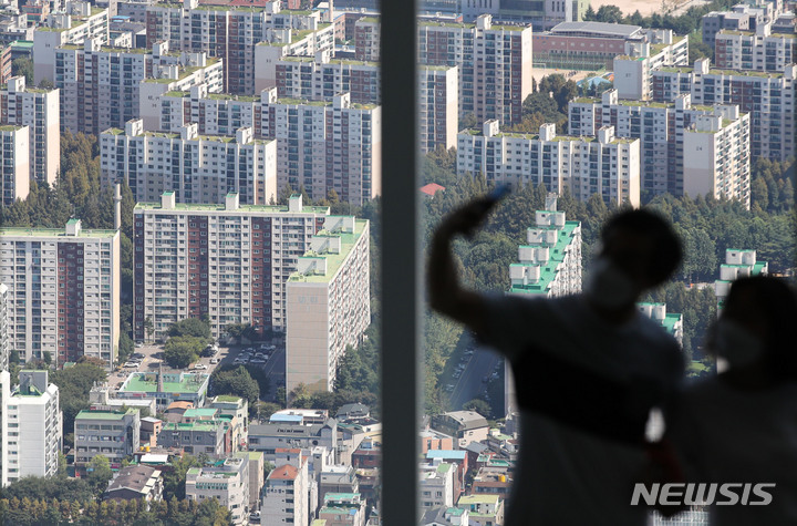 [서울=뉴시스] 권창회 기자 = 사진은 7일 오후 서울 롯데월드타워 서울스카이에서 바라본 송파구 아파트단지 모습. 2022.09.07. kch0523@newsis.com