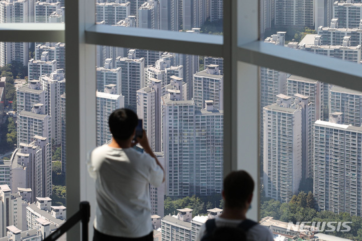 [서울=뉴시스] 권창회 기자 = 서울 롯데월드타워 서울스카이에서 바라본 송파구 아파트단지 모습. 2022.09.07. kch0523@newsis.com