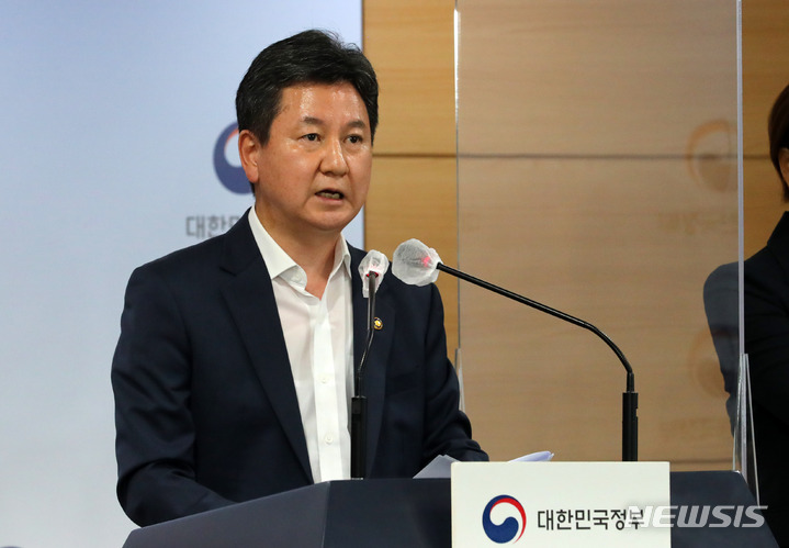 [서울=뉴시스] 배훈식 기자 = 한창섭 행정안전부 차관이 7일 오후 서울 종로구 정부서울청사 브리핑실에서 정부위원회 636개 중 246개(39%) 폐지, 통합하는 정비방안 브리핑을 하고 있다. 2022.09.07. dahora83@newsis.com