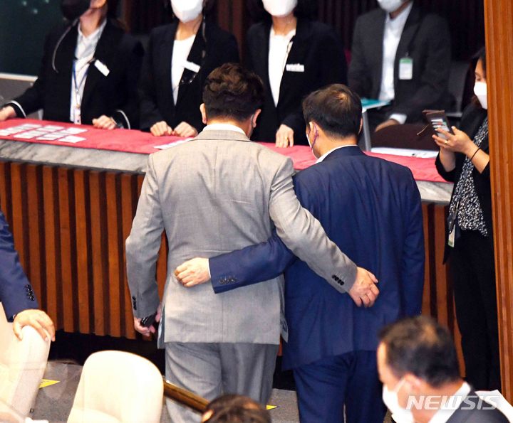 [서울=뉴시스] 김선웅 기자 = 국민의힘 권성동(왼쪽) 원내대표와 이철규 의원이 7일 서울 여의도 국회에서 열린 본회의에서 대화하고 있다. (공동취재사진) 2022.09.07. photo@newsis.com