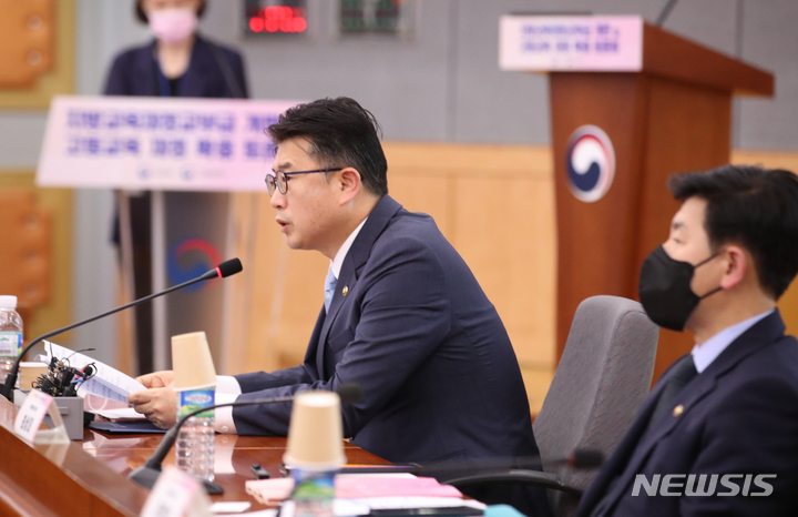 [서울=뉴시스] 장상윤 교육부 차관이 지난 9월7일 서울 종로구 정부서울청사에서 지방교육재정교부금 개편 관련 토론회에 참석해 인사말을 하고 있다. (사진=뉴시스DB). 2022.11.04. photo@newsis.com