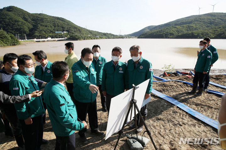 [경주=뉴시스] 전신 기자 = 윤석열 대통령이 7일 경북 경주 왕신저수지를 찾아 태풍피해 종합상황을 보고 받고 있다. 2022.09.07. photo1006@newsis.com