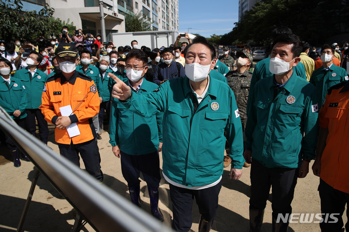 [포항=뉴시스] 전신 기자 = 윤석열 대통령이 7일 태풍 힌남노 영향으로 침수된 경북 포항 한 아파트 지하 주차장 현장을 찾아 상황 점검을 한 후 주민들과 대화하고 있다. 2022.09.07. photo1006@newsis.com