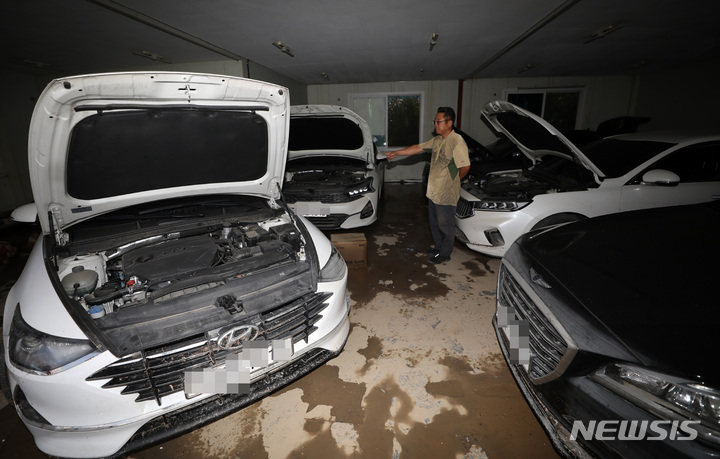 [포항=뉴시스] 고범준 기자 = 태풍 '힌남노' 영향으로 피해가 잇따른 7일 오후 포항시 남구 대송면 한 렌트카 회사에 폭우로 침수된 차량이 주차되어 있다. 2022.09.07. bjko@newsis.com