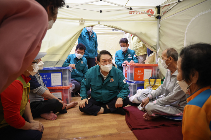 [포항=뉴시스] 윤석열 대통령이 7일 경북 포항 대송면 다목적 복지회관에 마련된 주민대피소를 찾아 이재민들을 위로하고 있다. (사진=대통령실 제공) 2022.09.07. photo@newsis.com *재판매 및 DB 금지