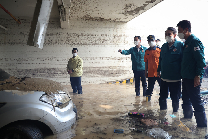 [포항=뉴시스] 윤석열 대통령이 7일 태풍 힌남노 영향으로 침수된 경북 포항 한 아파트 지하 주차장 현장을 찾아 상황 점검을 하고 있다. (사진=대통령실 제공) 2022.09.07. photo@newsis.com *재판매 및 DB 금지