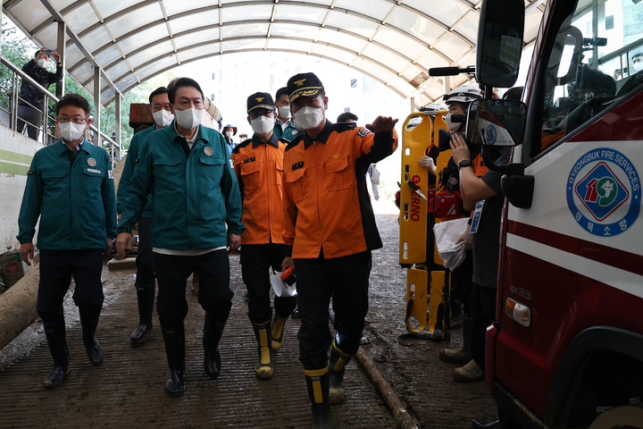 [포항=뉴시스] 윤석열 대통령이 지난 2022년 9월7일 태풍 힌남노 영향으로 침수된 경북 포항 한 아파트 지하 주차장 현장을 찾아 상황 점검을 하고 있다. (사진= 뉴시스 DB) photo@newsis.com *재판매 및 DB 금지