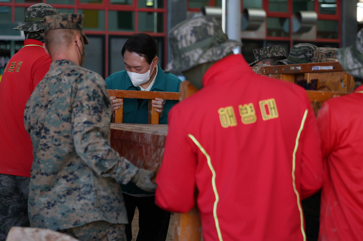 [포항=뉴시스] 윤석열 대통령이 7일 경북 포항 오천시장을 찾아 태풍 힌남노 피해 복구중인 해병대원들을 돕고 있다. (사진=대통령실 제공) 2022.09.07. photo@newsis.com *재판매 및 DB 금지