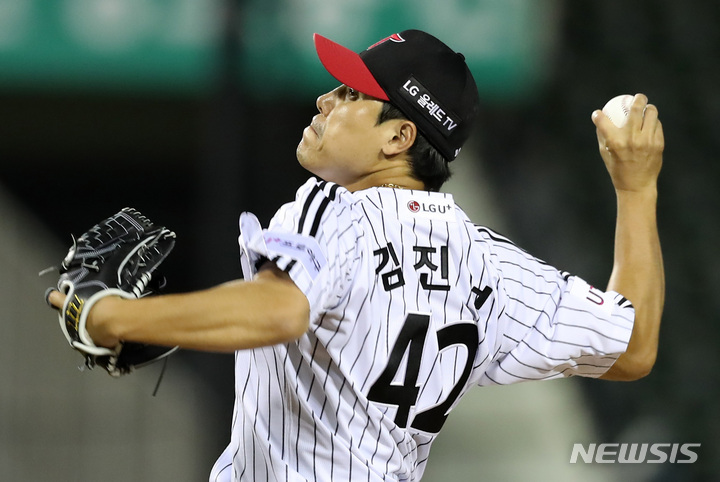 [서울=뉴시스] 이영환 기자 = 7일 오후 서울 송파구 잠실야구장에서 열린 2022 프로야구 SSG 랜더스와 LG 트윈스의 경기, 12회초 LG 김진성이 공을 던지고 있다. 2022.09.07. 20hwan@newsis.com