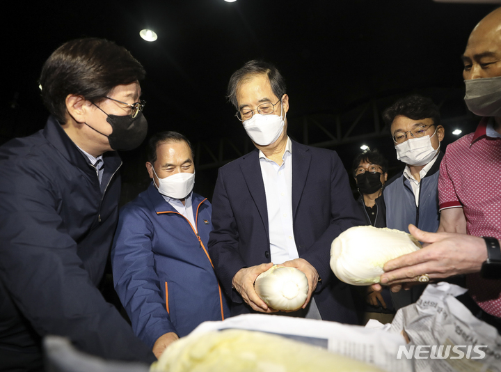 [서울=뉴시스] 김근수 기자 = 한덕수 국무총리가 7일 서울 송파구 가락농수산물시장을 방문해 배추가격에 대해 설명을 듣고 있다. 2022.09.07. ks@newsis.com