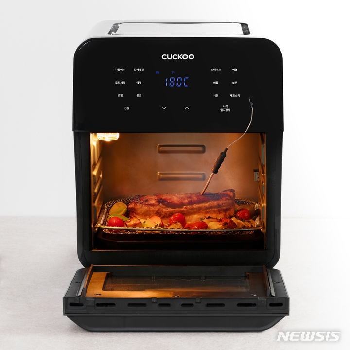 [서울=뉴시스] 쿠쿠전자 '오븐형 에어프라이어'와 '셰프스틱'. (사진=쿠쿠전자 제공) 2022.09.08. photo@newsis.com