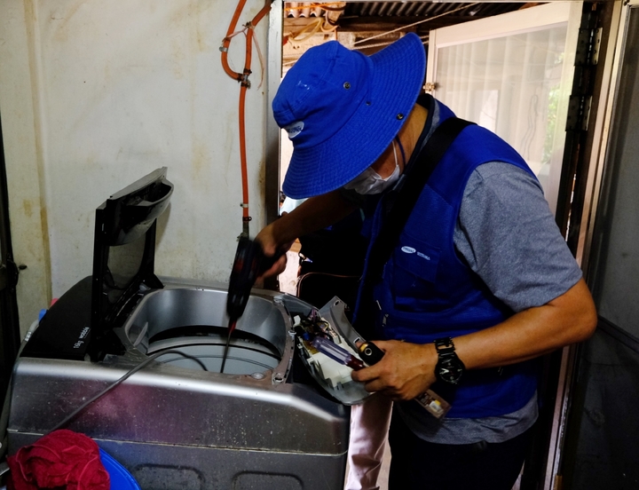 [서울=뉴시스] 삼성전자서비스 수해 복구 특별서비스팀이 포항시 남구 오천읍 행정복지센터 앞에 이동식 서비스센터를 설치하고 침수 제품 세척 및 무상 수리를 진행하는 모습. (사진=삼성전자서비스 제공) 2022.09.08. photo@newsis.com  *재판매 및 DB 금지