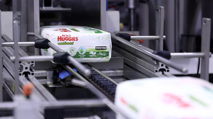 [서울=뉴시스] 하기스 이른둥이 기저귀 생산 모습. (사진=유한킴벌리 제공) 2022.09.08. photo@newsis.com *재판매 및 DB 금지