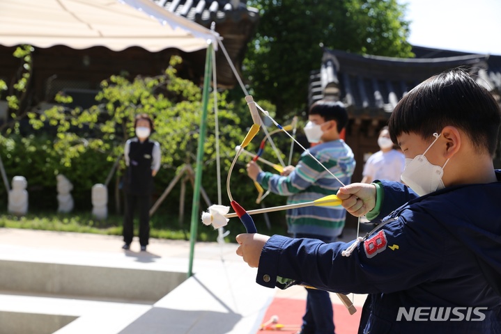 [전주=뉴시스]윤난슬 기자 = 한국전통문화전당은 전주공예품전시관이 한옥마을을 찾은 귀성객과 관광객을 맞아 '현장 이벤트'를 진행한다고 8일 밝혔다.(사진=전당 제공) 