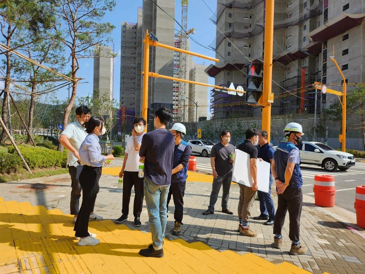 [과천=뉴시스] 갈현초 어린이보호구역 합동점검. 2022.09.08. (사진=과천경찰서 제공) photo@newsis.com *재판매 및 DB 금지