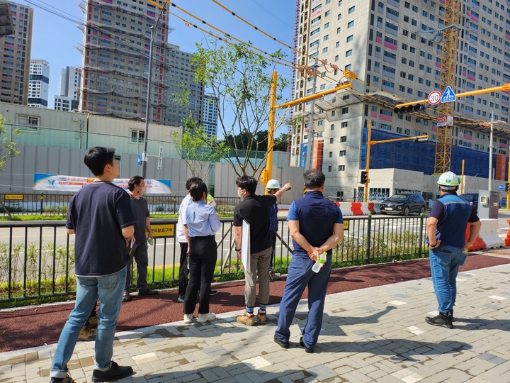 [과천=뉴시스] 갈현초 어린이보호구역 합동점검. 2022.09.08. (사진=과천경찰서 제공) photo@newsis.com *재판매 및 DB 금지