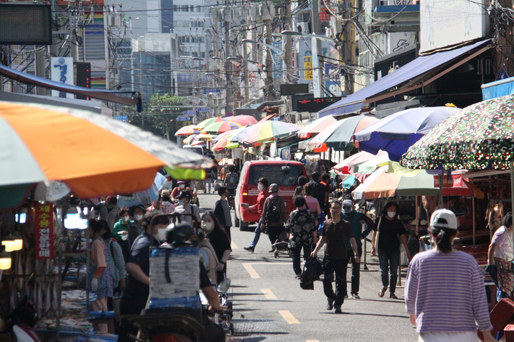 [포항=뉴시스] 이바름 기자 = 8일 오전 경북 동해안 최대 전통시장인 포항 죽도시장에 시민들이 추석 명절을 앞두고 장을 보고 있다. 2922.09.08. right@newsis.com *재판매 및 DB 금지