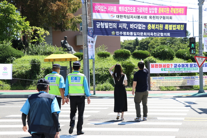 8일 충북 옥천군 옥천읍 도로에 김영환 충북지사의 핵심공약인 '레이크파크 르네상스' 사업을 홍보하는 현수막이 걸려있다.2022.09.08.kipoi@newsis.com *재판매 및 DB 금지