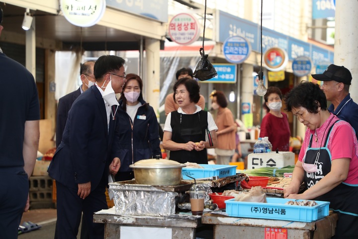 [창원=뉴시스] 강경국 기자 = 홍남표 경남 창원특례시장이 추석 명절을 앞두고 지난 6일 동마산시장을 찾아 시장을 찾은 시민, 상인들과 이야기를 나누고 있다. (사진=창원시청 제공). 2022.09.08. photo@newsis.com *재판매 및 DB 금지