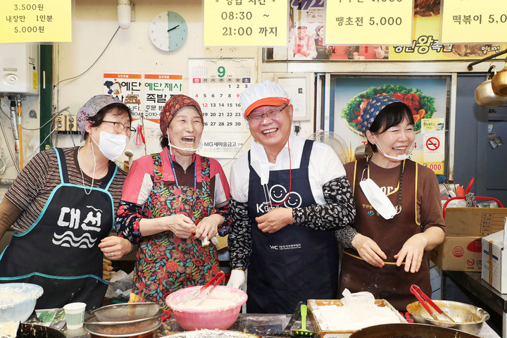 [창원=뉴시스] 강경국 기자 = 홍남표 경남 창원특례시장이 추석 명절을 앞두고 지난 7일 전통시장을 찾아 상인들과 기념촬영을 하고 있다. (사진=창원시청 제공). 2022.09.08. photo@newsis.com *재판매 및 DB 금지