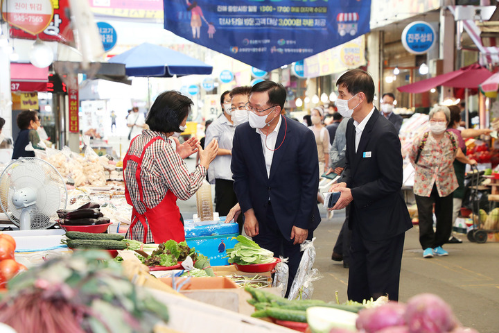 [창원=뉴시스] 강경국 기자 = 홍남표 경남 창원특례시장이 추석 명절을 앞두고 지난 7일 전통시장을 찾아 상인들과 이야기를 나누고 있다. (사진=창원시청 제공). 2022.09.08. photo@newsis.com *재판매 및 DB 금지