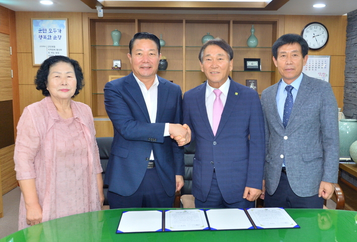 8일 전북 순창군의 '도농교류 활성화를 위한 1사1촌 운동 확대'를 위해 순창군와 대한민국식품명인협회와의 ‘농촌사랑 동행순창’ 제1호 협약식, 최영일 군수와 양대수 회장이 협약서에 서명한 후 참석자들과 함께 기념사진을 찍고 있다. *재판매 및 DB 금지