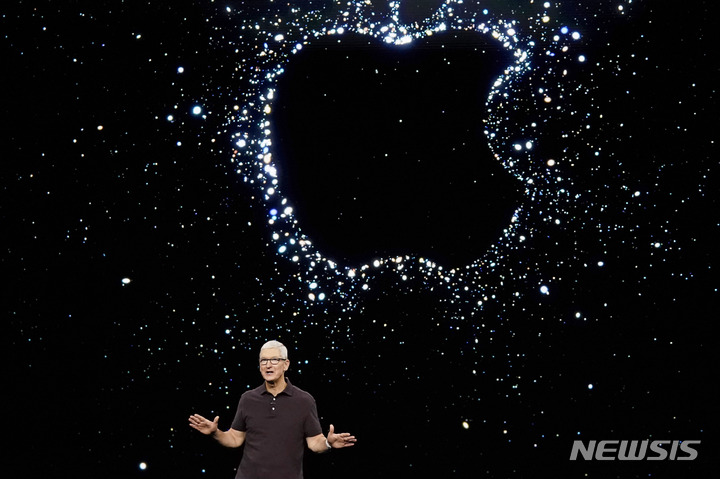 [쿠퍼티노=AP/뉴시스] 팀 쿡 애플 최고경영자가 7일(현지시간) 미 캘리포니아주 쿠퍼티노 애플파크에서 열린 신제품 공개 행사 중 연설하고 있다. 애플은 이날 아이폰14 시리즈, 애플워치 시리즈, 에어팟 등을 공개했다. 2022.09.08.