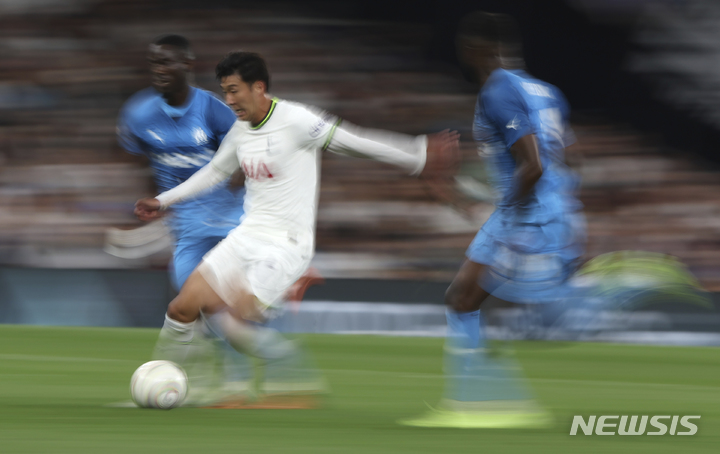 [런던=AP/뉴시스] 토트넘 핫스퍼의 손흥민(가운데)이 8일(한국시간) 영국 런던 토트넘 핫스퍼 스타디움에서 열린 올림피크 마르세유와 2022~23 UEFA 챔피언스리그 조별리그 첫 경기에서 상대 선수 2명 사이로 드리블 돌파를 하고 있다. 2022.09.08.