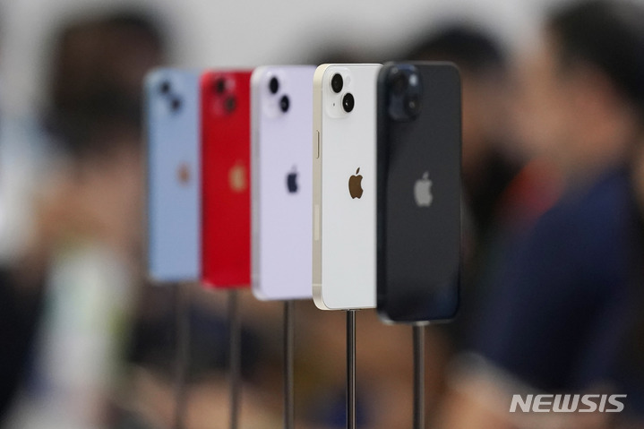 [쿠퍼티노=AP/뉴시스] 애플이 7일(현지시간) 미 캘리포니아주 쿠퍼티노의 애플파크에서 신제품 공개 행사를 열고 아이폰14 시리즈를 선보이고 있다. 애플은 이날 애플워치 시리즈, 에어팟 등을 함께 공개했다. 2022.09.08.