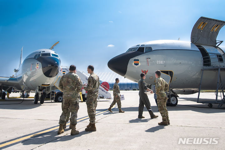 [링컨(미 네바다주)=AP/뉴시스] 미국과 이란 사이 군사적 긴장이 고조되는 가운데 '핵 탐지기'라고 불리는 미 공군 특수정찰기가 29일(현지 시간) 영국에 도착했다. 2022년 9월 7일 네바다주 링컨 공항에 A WC-135R(왼쪽)과 퇴역한 WC-135C/W가 세워져 있는 모습. 2026.01.30.