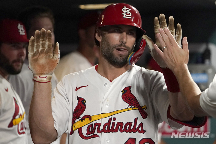 [세인트루이스=AP/뉴시스] 세인트루이스 카디널스의 폴 골드슈미트가 8일(한국시간) 미국 미주리주 세인트루이스 부시 스타디움에서 열린 2022 MLB 홈격에서 4회 말 솔로홈런을 치고 덕아웃에 들어온 뒤 동료들의 환호를 받고 있다. 2022.09.08.