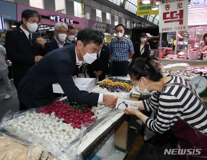 [서울=뉴시스] 조수정 기자 = 추석 연휴를 하루 앞둔 8일 오전 서울 양천구 신영시장에서 열린 구세군·금융권 2022 아름다운 추석나눔 행사에서 이복현 금융감독원장이 구세군 한국군국 장만희 사령관, 금융권 대표들과 함께 송편을 구입하고 있다. 2022.09.08. chocrystal@newsis.com