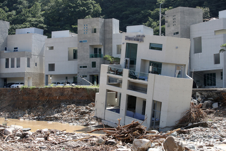 [포항=뉴시스] 고범준 기자 = 태풍 '힌남노' 영향으로 피해가 잇따른 8일 오전 경북 포항시 남구 오천읍 한 풀빌라가 땅이 유실되면서 내려앉아 있다. 2022.09.08. bjko@newsis.com