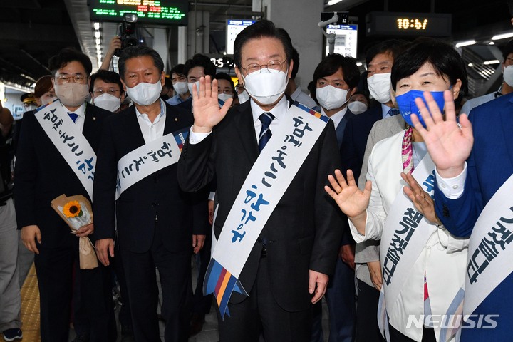 [서울=뉴시스] 국회사진기자단 = 이재명 더불어민주당 대표가 8일 오전 서울 용산역에서 추석 귀성객들에게 인사를 하고 있다. 2022.09.08. photo@newsis.com