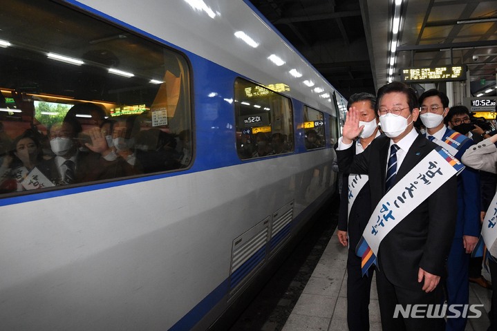 [서울=뉴시스] 국회사진기자단 = 이재명 더불어민주당 대표가 8일 오전 서울 용산역에서 추석 귀성객들에게 인사를 하고 있다. 2022.09.08. photo@newsis.com