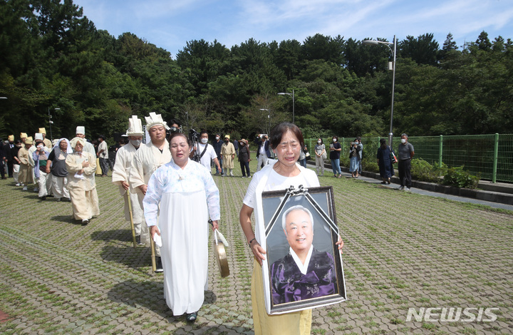 [제주=뉴시스] 우장호 기자 = 8일 오전 제주시 칠머리당영등굿전수관에서 유네스코인류무형문화유산 국가무형문화재 제주칠머리당영등굿 예능보유자 故 김윤수 심방의 고별식이 진행되고 있다. 2022.09.08. woo1223@newsis.com