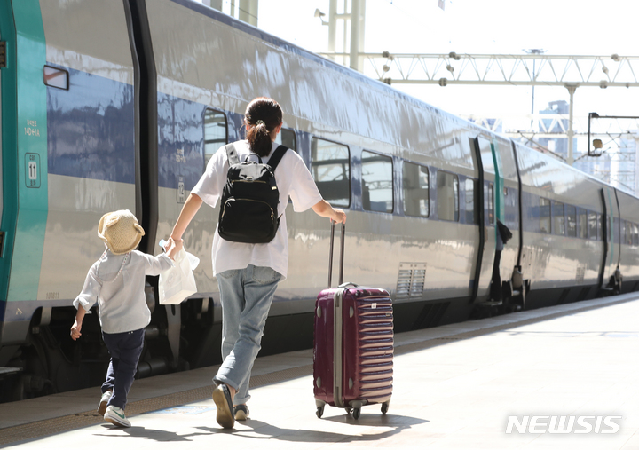 [서울=뉴시스] 김금보 기자 = 추석 연휴를 하루 앞둔 8일 오전 서울 중구 서울역 승강장에서 시민들이 귀성길에 오르고 있다. 2022.09.08. kgb@newsis.com