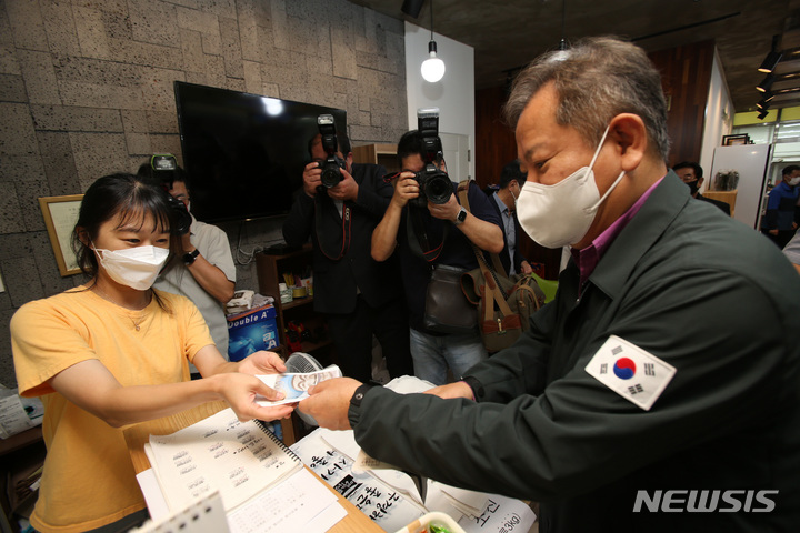 [양구=뉴시스] 이상민 행정안전부 장관이 지난 8일 강원도 양구군 양구중앙시장을 찾아 양구사랑상품권으로 명절 음식을 구입하고 있다. 2022.09.08. photo31@newsis.com