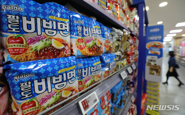 [서울=뉴시스] 김금보 기자 = 서울 시내 한 대형마트에 팔도 비빔면이 진열돼있다. 2022.09.08. kgb@newsis.com