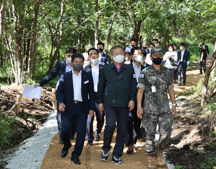 [서울=뉴시스] 이상민 행정안전부 장관이 지난해 9월8일 오후 강원도 양구군 ‘비무장지대(DMZ)평화의길’ 중 양구 코스를 찾아 평화의길 조성사업 현장을 둘러보고 있다. 2022.09.08. photo@newsis.com *재판매 및 DB 금지