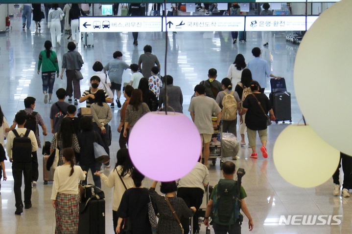 [제주=뉴시스] 양영전 기자 = 추석 연휴 첫날인 지난 9월 9일 오전 제주국제공항 1층 도착층이 붐비고 있다. 제주도관광협회는 이날 하루 5만명이 제주를 찾을 것으로 예상했다. 2022.09.09. 0jeoni@newsis.com