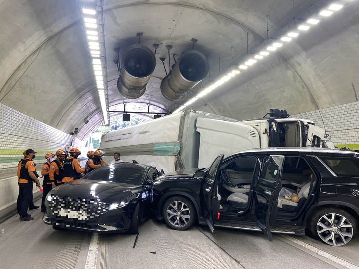 [제천=뉴시스] 조성현 기자 = 9일 오전 10시38분께 충북 제천시 청풍면 평택제천고속도로 제천 방향 금성 터널 안에서 6중 추돌사고가 발생했다. (사진=충북소방본부 제공) 2022.09.09. photo@newsis.com *재판매 및 DB 금지