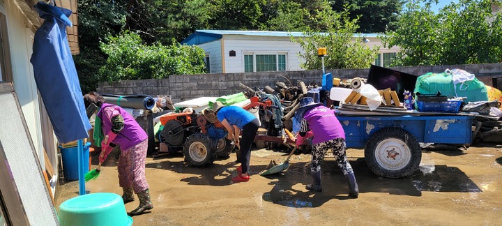 [포항=뉴시스] 8일 자원봉사자들이 태풍 힌남노의 피해를 입은 포항 남구의 한 농가주택에서 복구 활동을 벌이고 있다. (사진= 포항시자원봉사센터 제공) 2022. 09. 08. *재판매 및 DB 금지