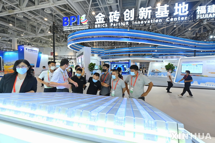 [샤먼(중국)=신화/뉴시스]지난 8일 중국 푸젠(福建)성 샤먼(廈門)에서 열린 제22회 중국국제투자무역박람회에서 중국 배터리 생산업체 닝더스다이(CATL) 부스에 사람들의 발길이 이어지고 있다. 2022.09.11