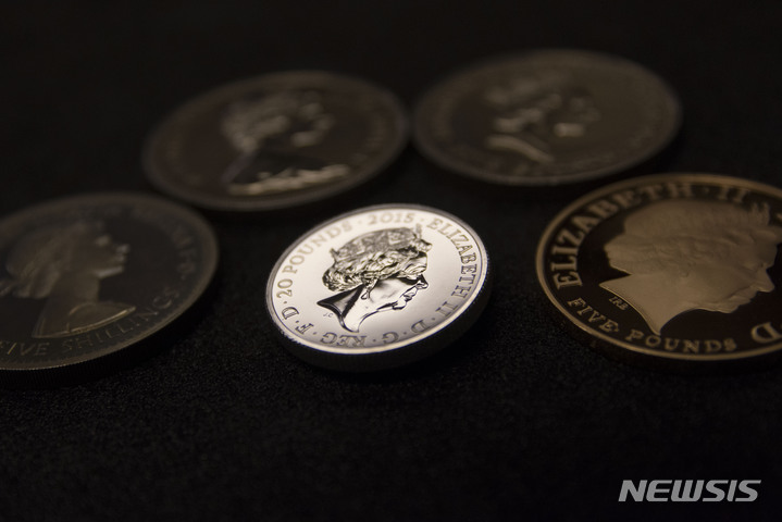 [런던=AP/뉴시스] 영국의 엘리자베스 2세 여왕을 묘사한 기념 동전 자료사진. 2022.09.10.