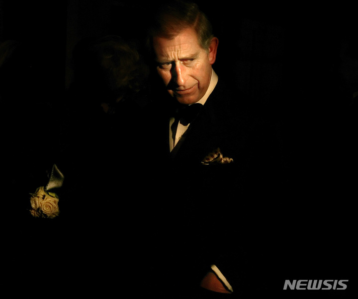 [런던=AP/뉴시스]역대 최고령 영국 왕위 계승자인 찰스 왕세자가 8일(현지시간) 어머니 엘리자베스 2세 여왕이 서거한 후 왕이 되었다. 2022.09.10.