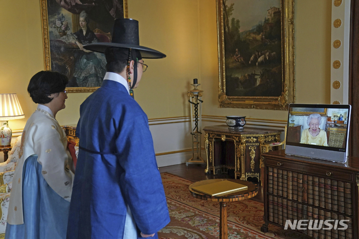 [런던=AP/뉴시스]지난 2021년 10월26일 영국 여왕 엘리자베스 2세(영상)가 김건 주영대사와 화상으로 대화하는 모습. 엘리자베스 2세는 8일(현지시간) 향년 96세로 서거했다. 2022.09.08.